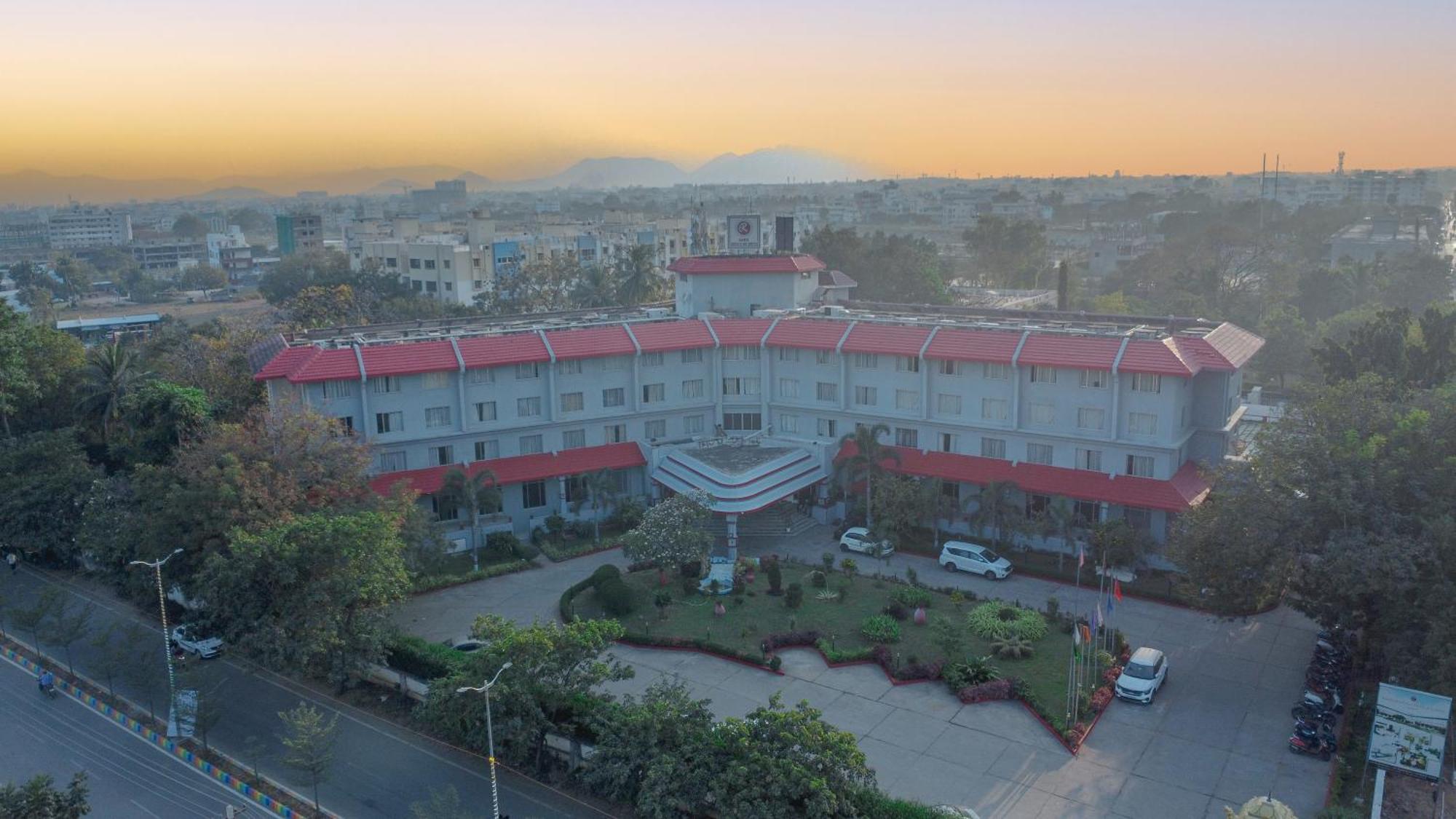 מלון Ramee Guestline טירופאטי מראה חיצוני תמונה